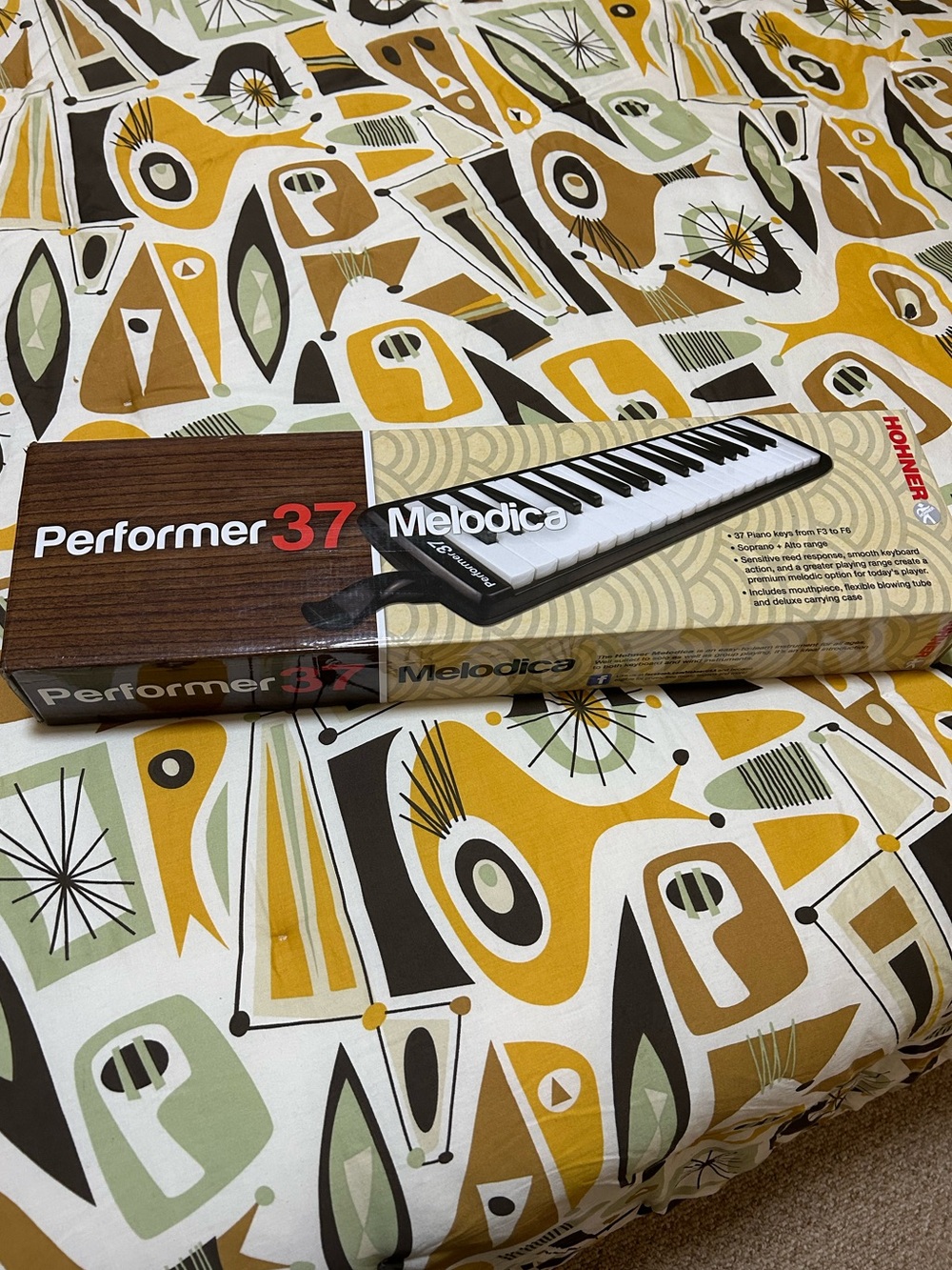 Hohner Performer 37 Melodica in White and Black
